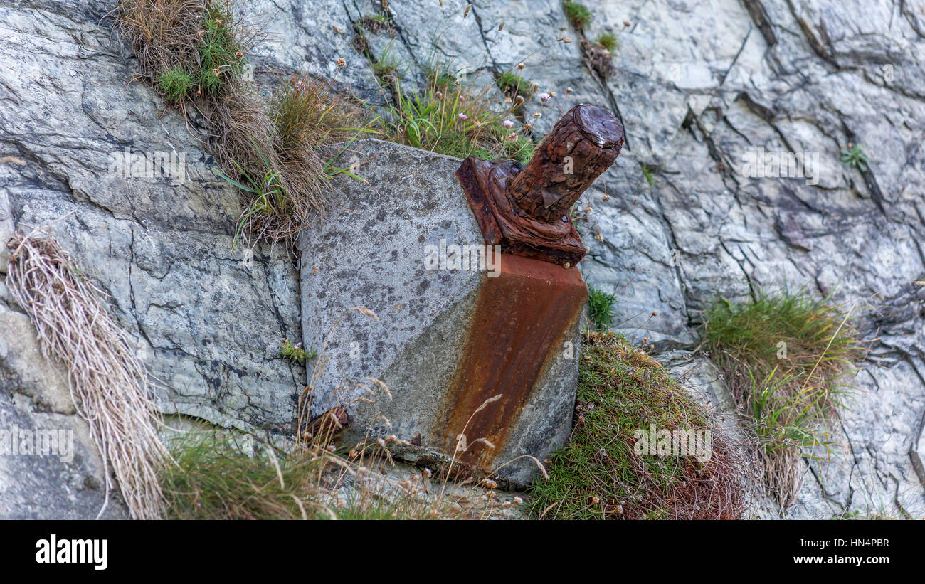 Lundy Island oxidando estabilizar los pernos que sujetan el acantilado Foto de stock