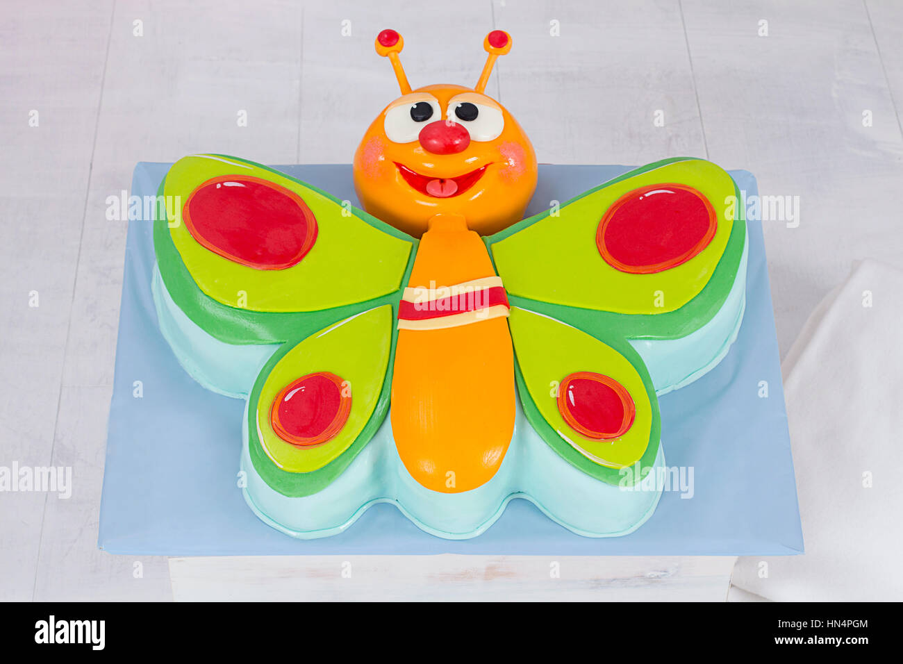 Baby TV mariposas coloridas pastel para fiesta de cumpleaños Fotografía de  stock - Alamy