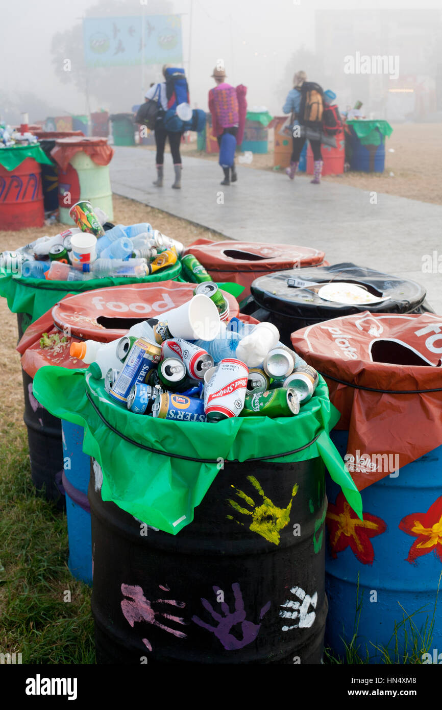 GLASTONBURY, Reino Unido - 28 de junio: cubos de basura y reciclaje en el Festival de Glastonbury, Inglaterra el 28 de junio de 2010. El festival tiene una sólida política medioambiental Foto de stock