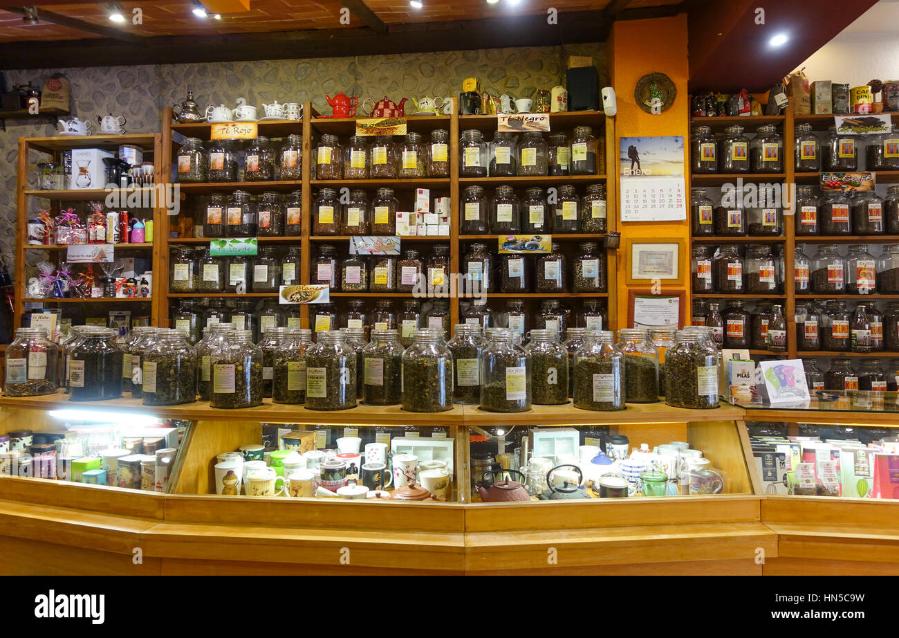 Interior de la tienda de venta de té enorme selección de tés, cafés e  infusiones, España Fotografía de stock - Alamy