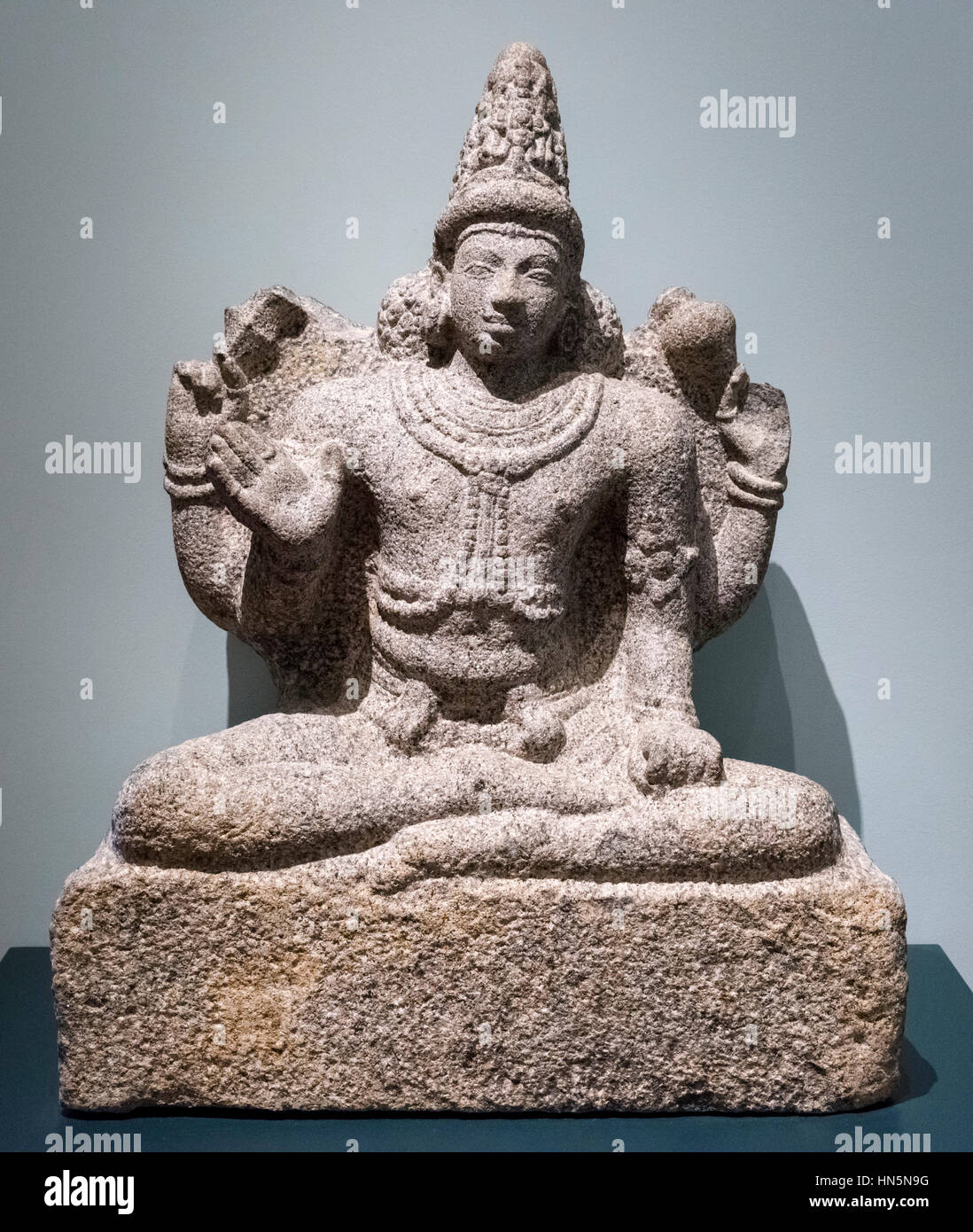 Vishnu sentado en meditación como el gran reservorio, c.800 AD. Estatua de granito de la deidad hindú Vishnu. Foto de stock