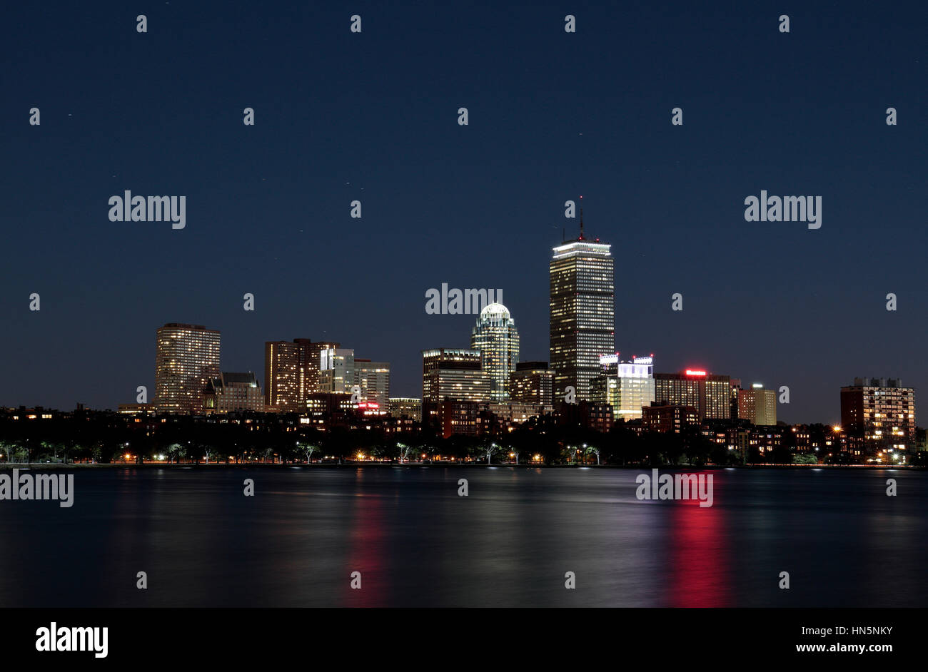 Mirando hacia el Río Charles hacia el horizonte de Boston de noche, Boston, Massachusetts, Estados Unidos. Foto de stock