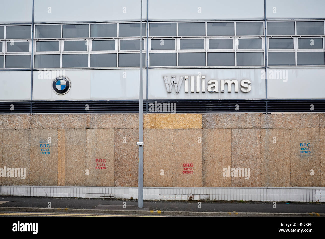 Una desacumulación cerradas y precintadas windows del ex concesionario de coches BMW para Williams en Bolton, Lancashire, Inglaterra, Reino Unido. Foto de stock
