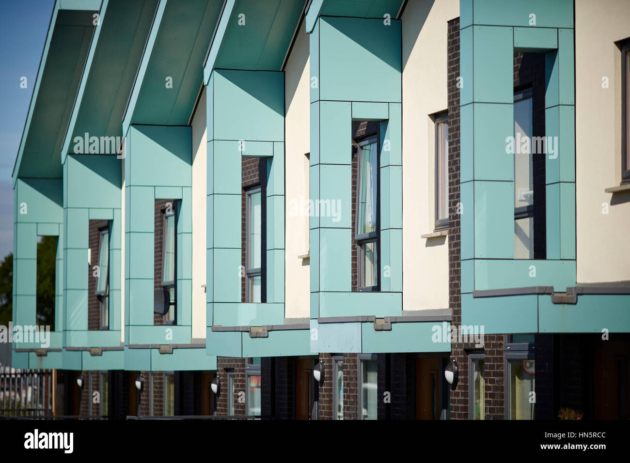 El desarrollo de viviendas de nueva construcción de casas adosadas de estilo moderno en la zona de regeneración de un soleado día de Gorton, East Manchester, Inglaterra, Reino Unido. Foto de stock