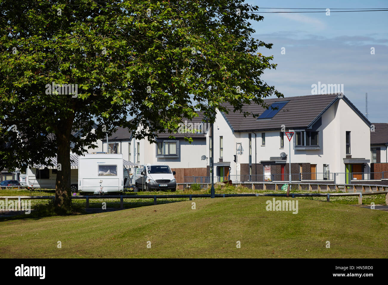 Campamento gitano del viajero bebé viviendas de nueva construcción de estilo moderno de desarrollo adosados zona de regeneración Gorton Manchester Foto de stock