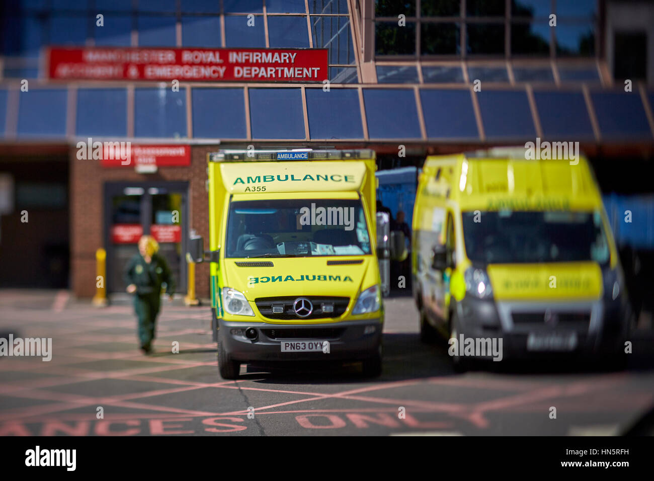 Ambulancias uniformado estacionado en lugares en bahías designado en la Manchester Royal Infirmary Inglaterra departamento de accidentes y urgencias Foto de stock