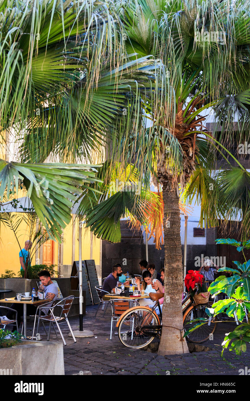 Café al aire libre en verano, casco antiguo de Vegueta, Las Palmas de Gran Canaria, Gran Canaria, Islas Canarias Foto de stock