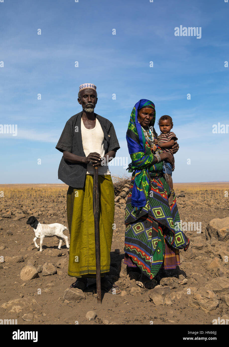 Issa tribu hombre con su esposa y su hijo, la región de Afar, Parque Nacional Yangudi Rassa, Etiopía Foto de stock