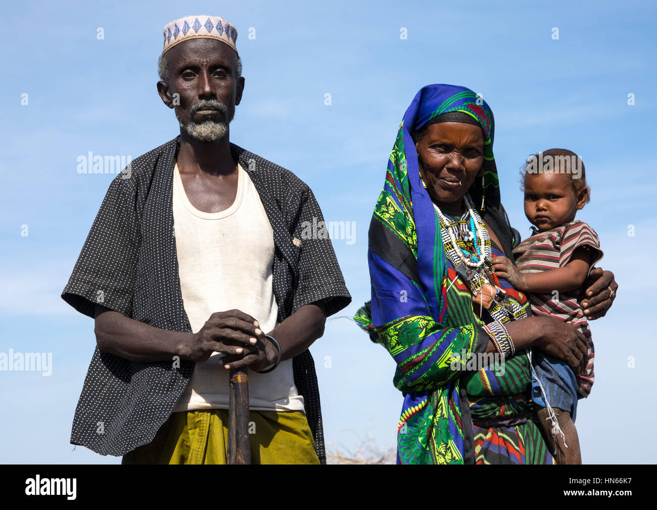 Issa tribu hombre con su esposa y su hijo, la región de Afar, Parque Nacional Yangudi Rassa, Etiopía Foto de stock