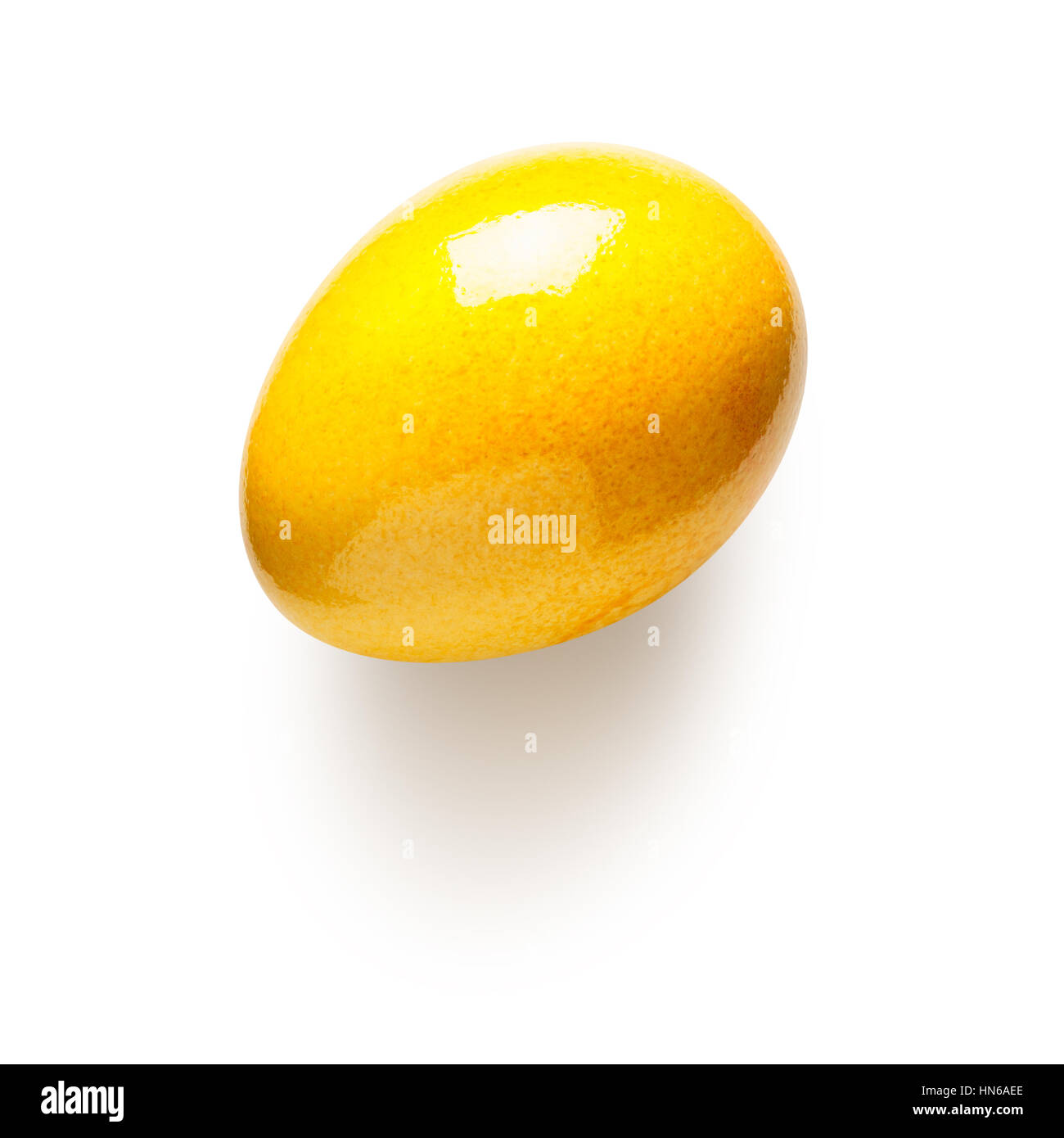 Huevo de Pascua pintados de amarillo aislado sobre fondo blanco. Símbolo de vacaciones. Objeto con trazado de recorte, vista superior, laicos plana Foto de stock