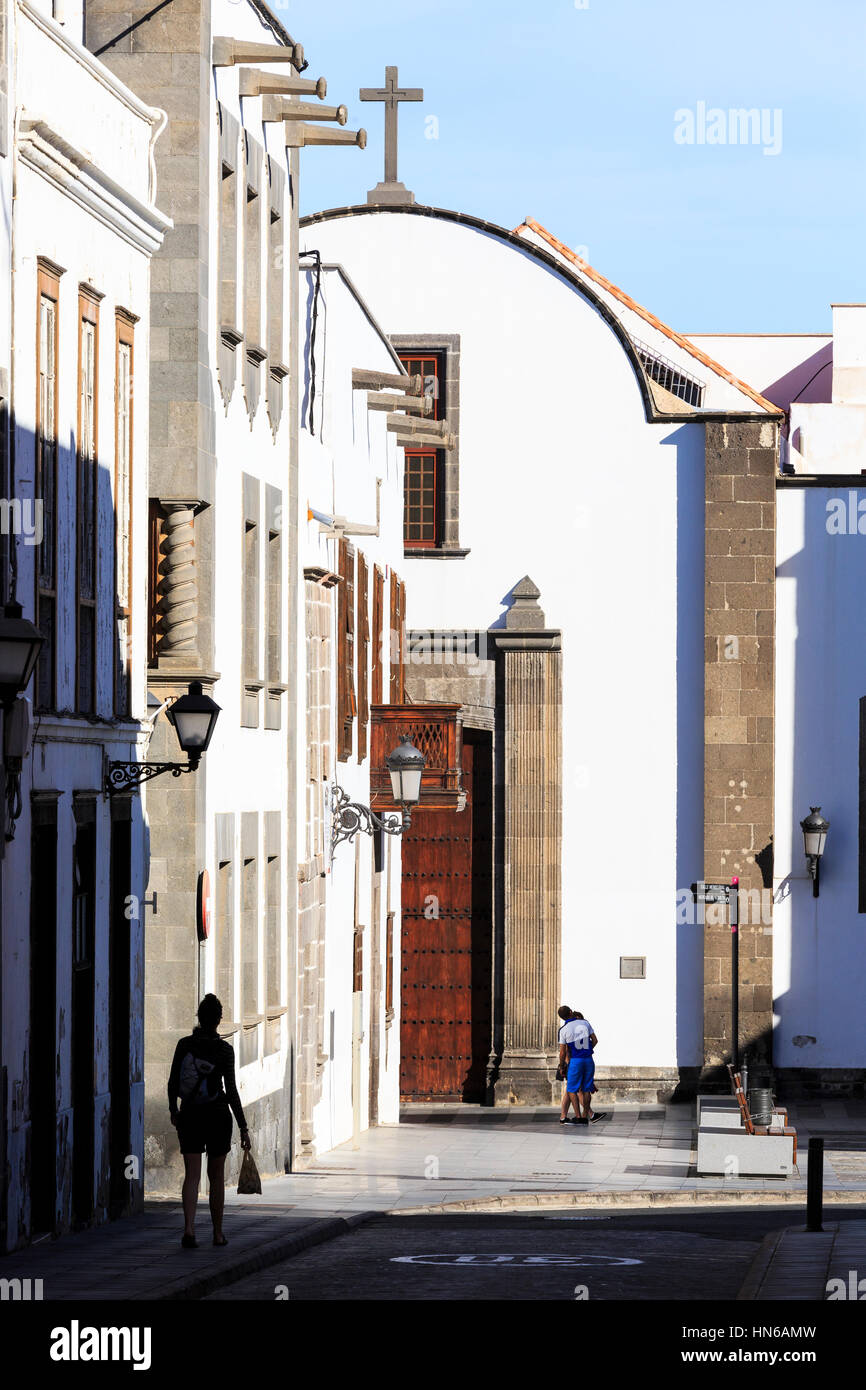 La iglesia y la calle de Vegueta, casco antiguo de la ciudad, Las Palmas de Gran Canaria, Gran Canaria, Islas Canarias Foto de stock
