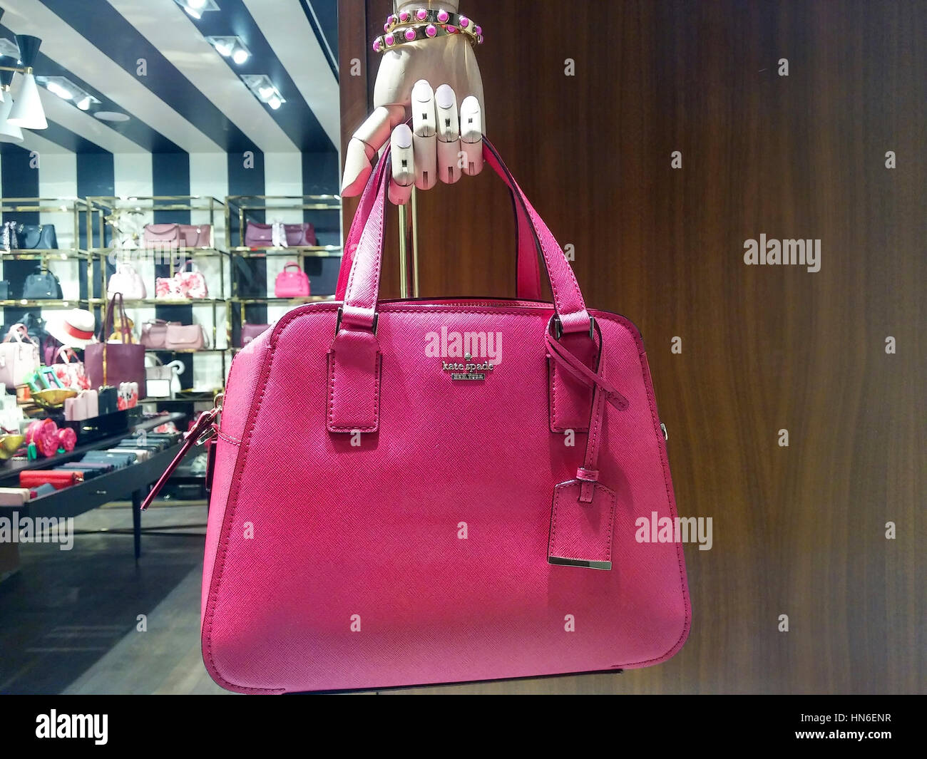 Bolsas de Kate Spade en exhibici n en la boutique de Kate Spade en