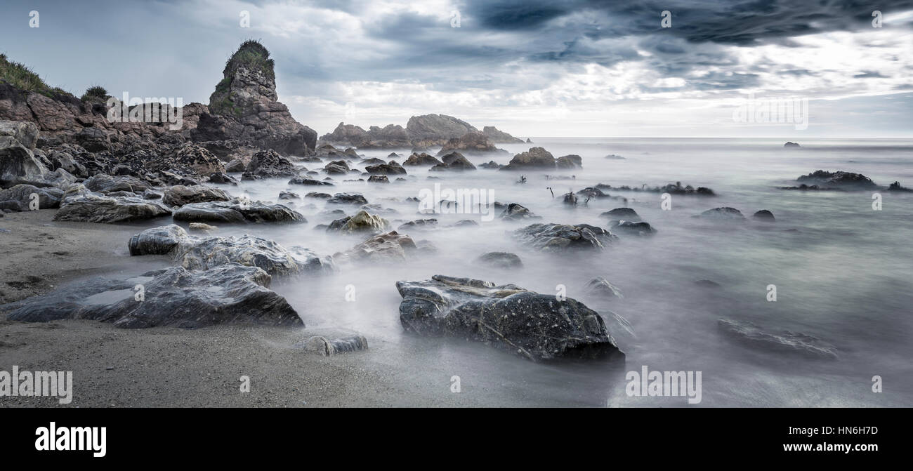 Playa, nubes de lluvia, la región de la Costa Oeste, Southland, Nueva Zelanda Foto de stock