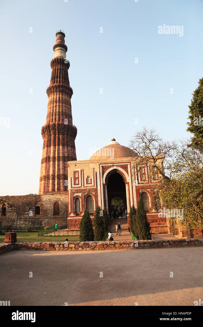 Qutub Minar de Delhi es bien conocido a cada uno como el minarete de ladrillos más alto del mundo, Nueva Delhi, India (Foto Copyright© de Saji Maramon) Foto de stock
