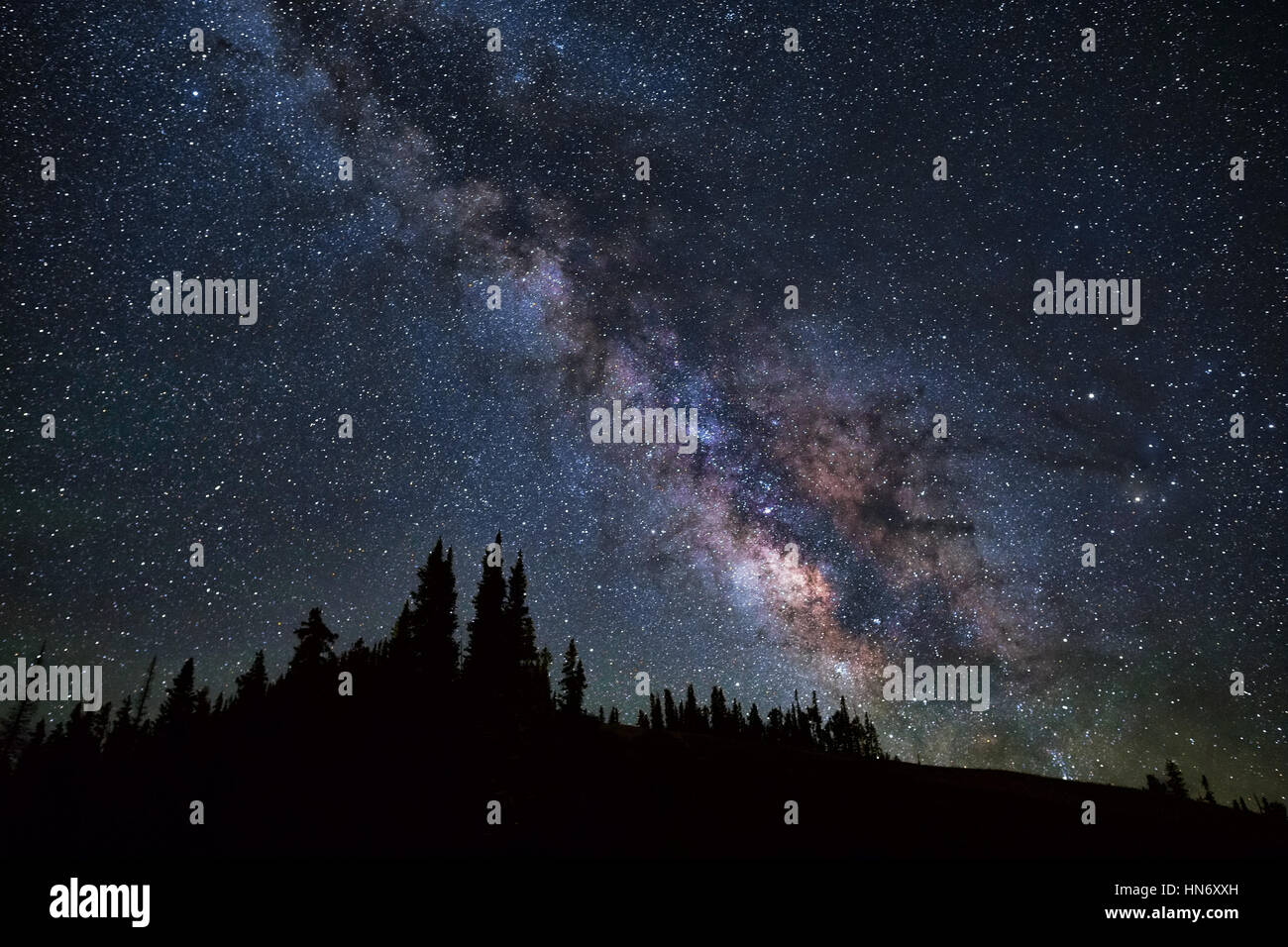 La Galaxia de la Vía Láctea en las Montañas San Juan de Colorado Foto de stock