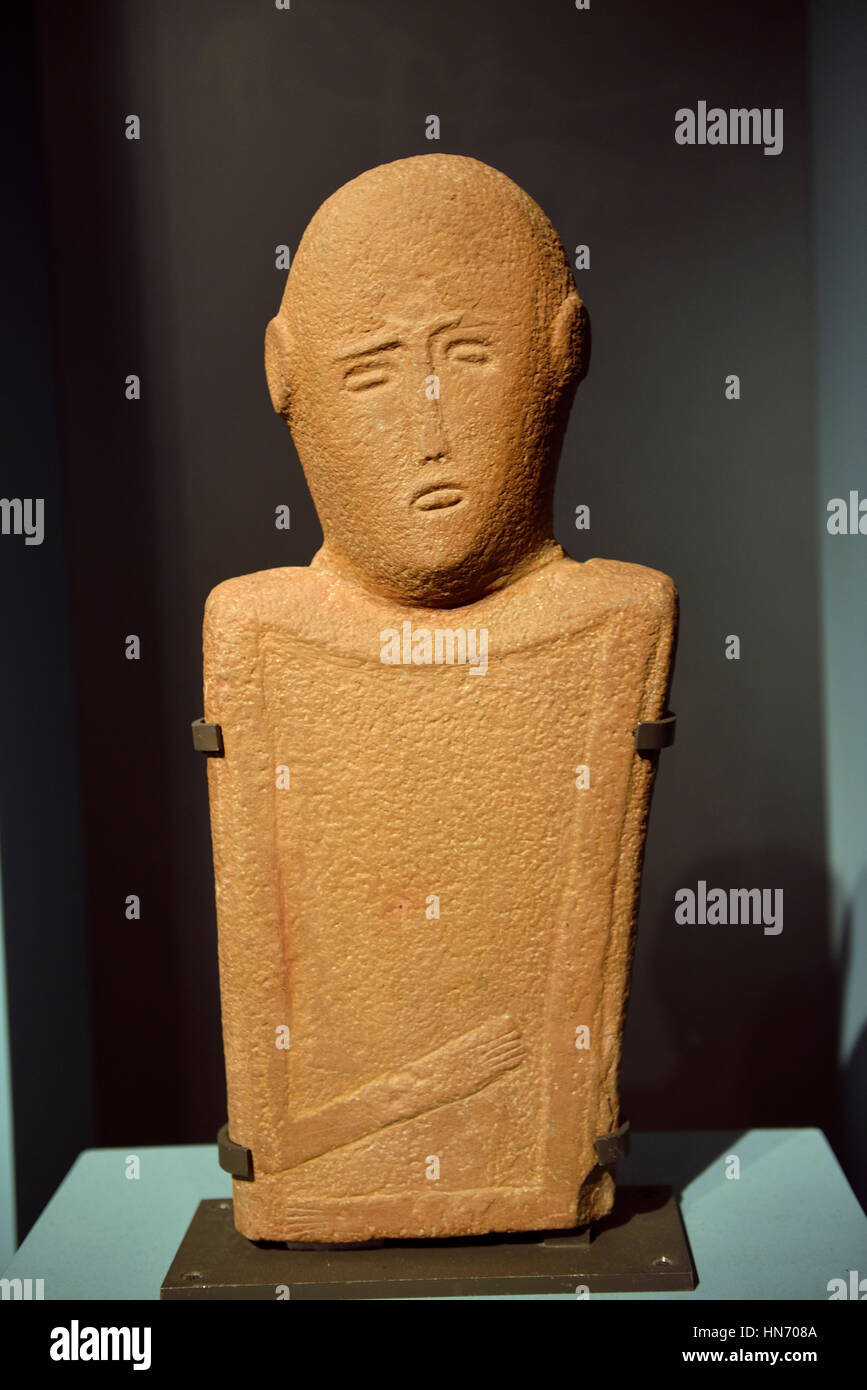 Estela antropomorfa. Al-Kaafa Qaryal, cerca de Ha'il. Cuarto milenio AEC. La arenisca. Museo Nacional, Riad. Arabia Saudita. Foto de stock