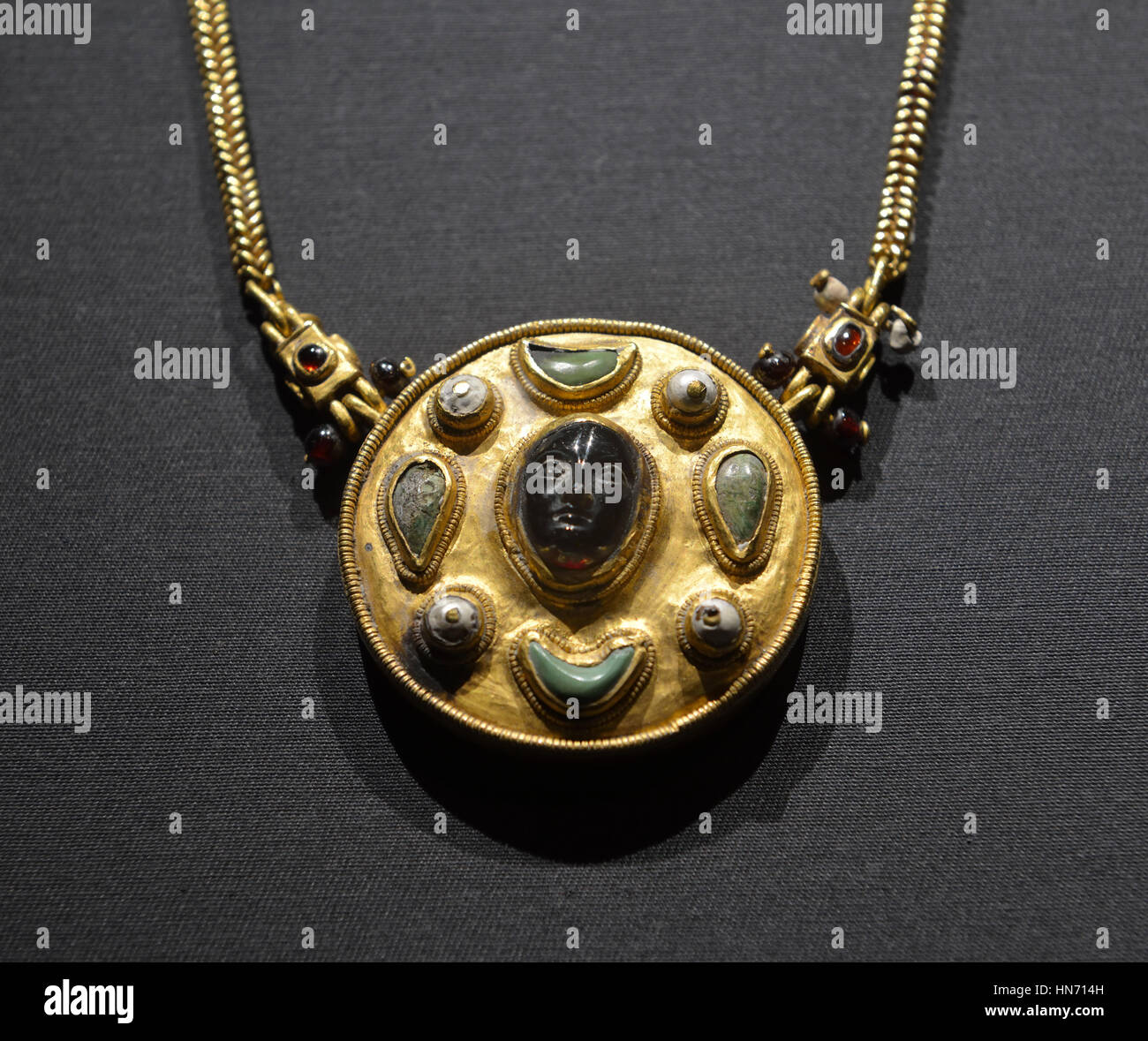 Collar con camafeo. Thaj, Tell al-Zayer. En el siglo I EC. Oro, perlas, turquesa, y ruby.Museo Nacional, Riad. Foto de stock