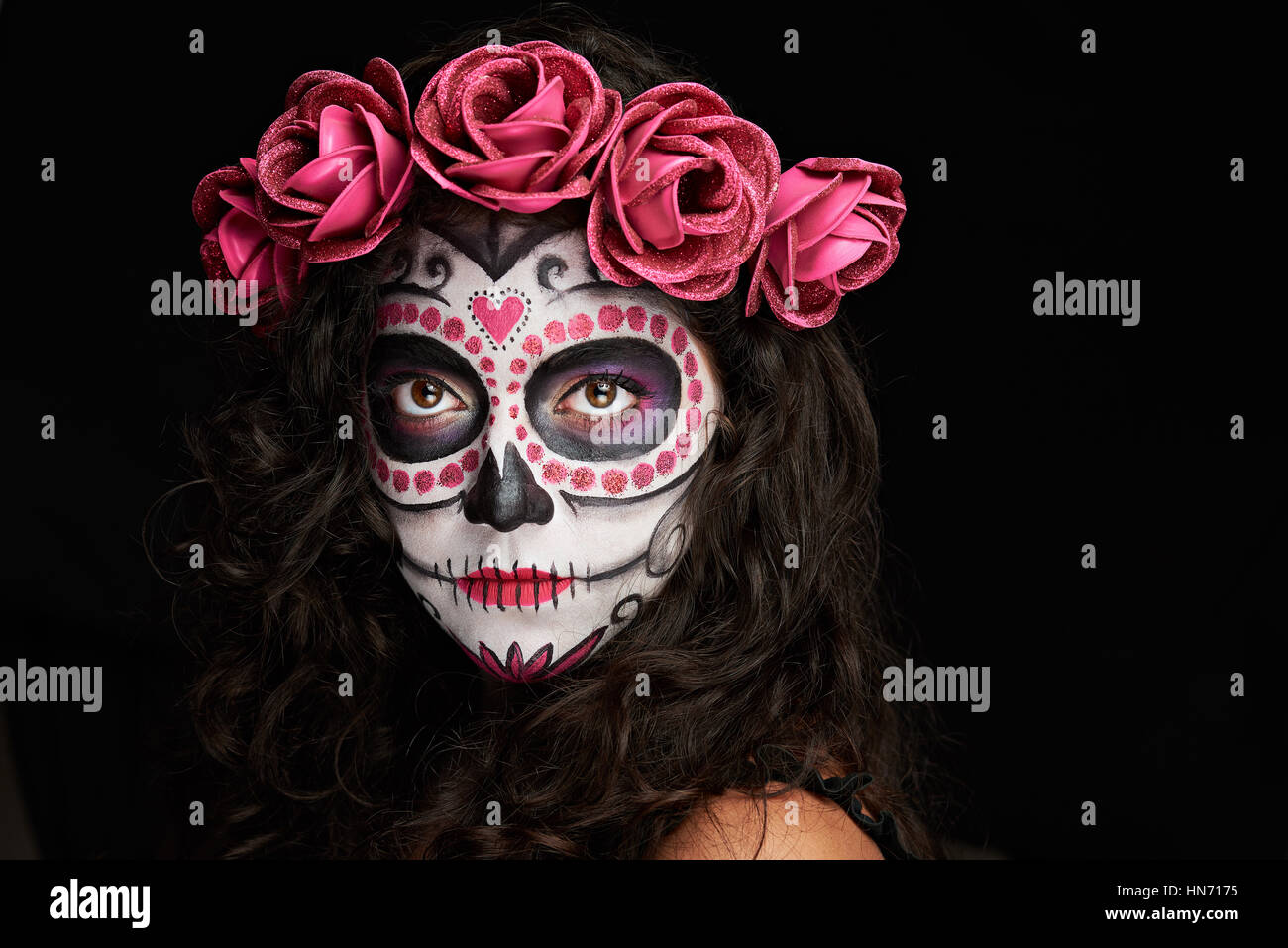 Socialista límite Escrupuloso Cara pintada para halloween como calavera en mujer aislados en negro  Fotografía de stock - Alamy