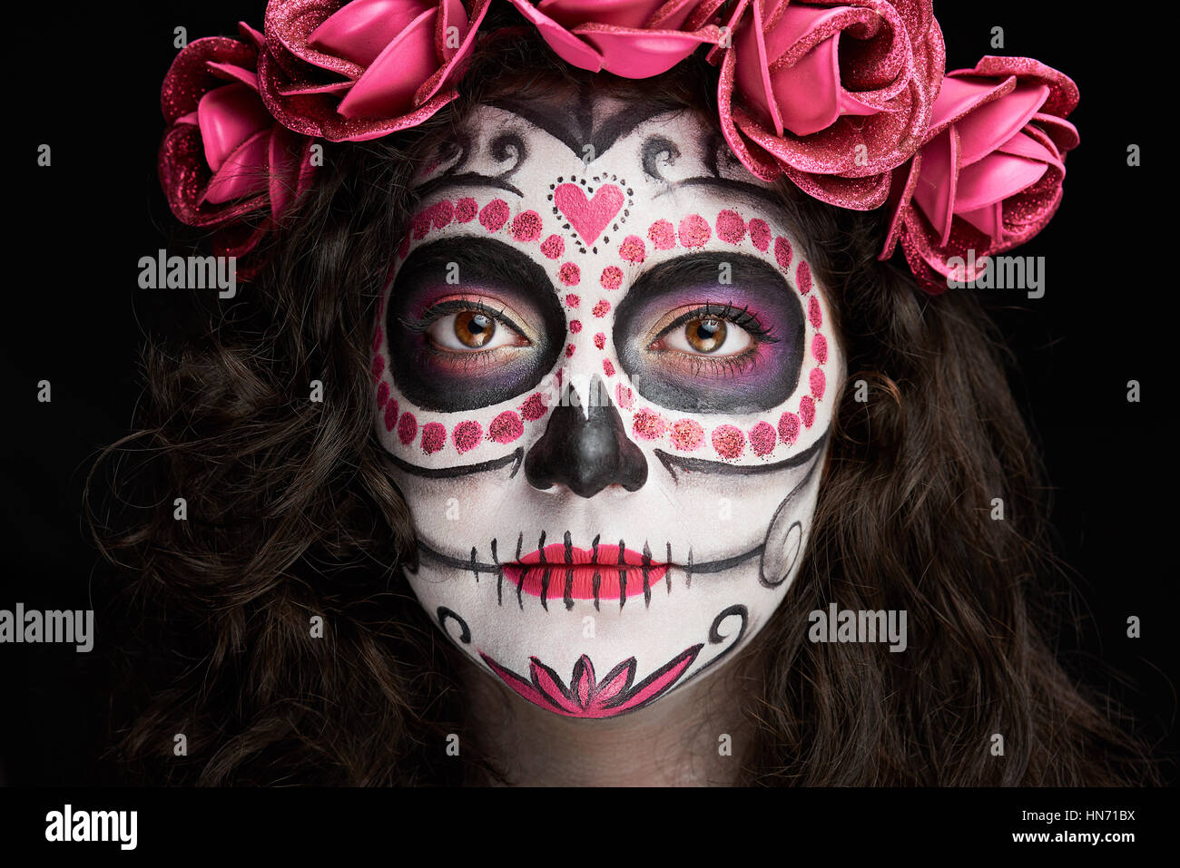 habla Mediante Gracias Close Up retrato de catrina skull face aislados en negro Fotografía de  stock - Alamy
