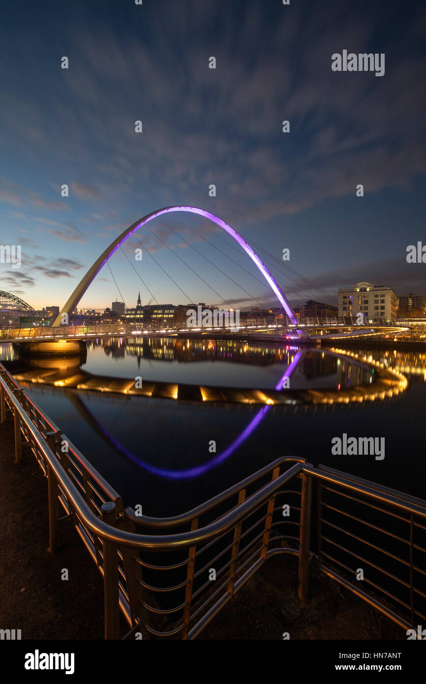 Puente del milenio de Gateshead Gateshead, en la noche, Tyne & Desgaste Foto de stock