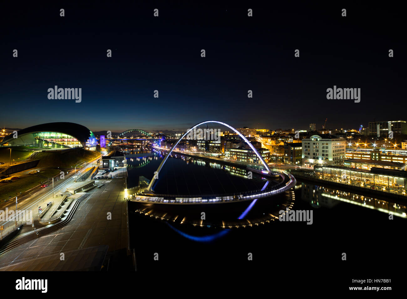 Puente del milenio de Gateshead Gateshead, en la noche, Tyne & Desgaste Foto de stock