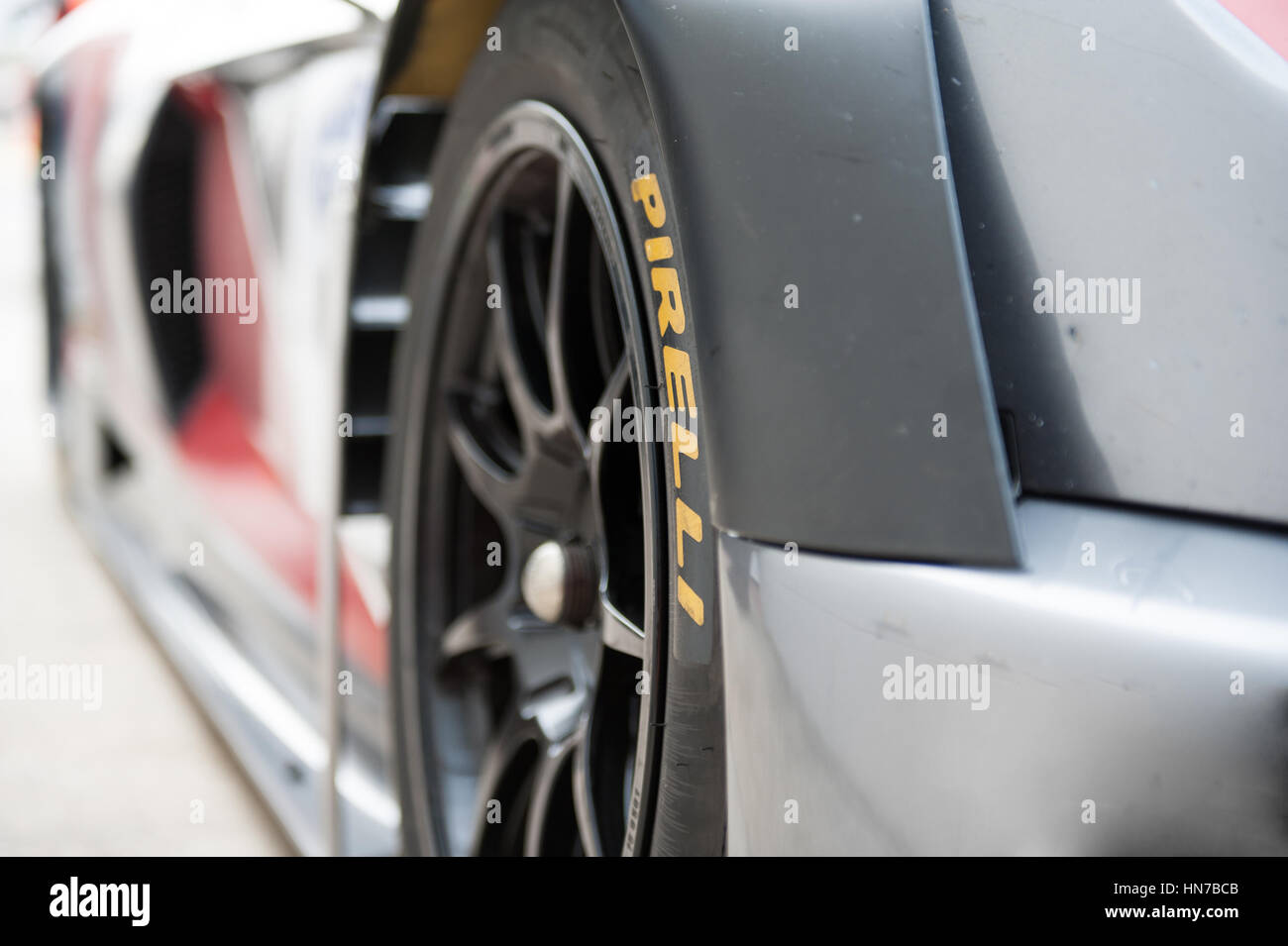 Vallelunga, Roma, Italia. El 10 de septiembre de 2016. Detalle de slick racing llanta en el deporte del motor coche con nombre de Pirelli Foto de stock