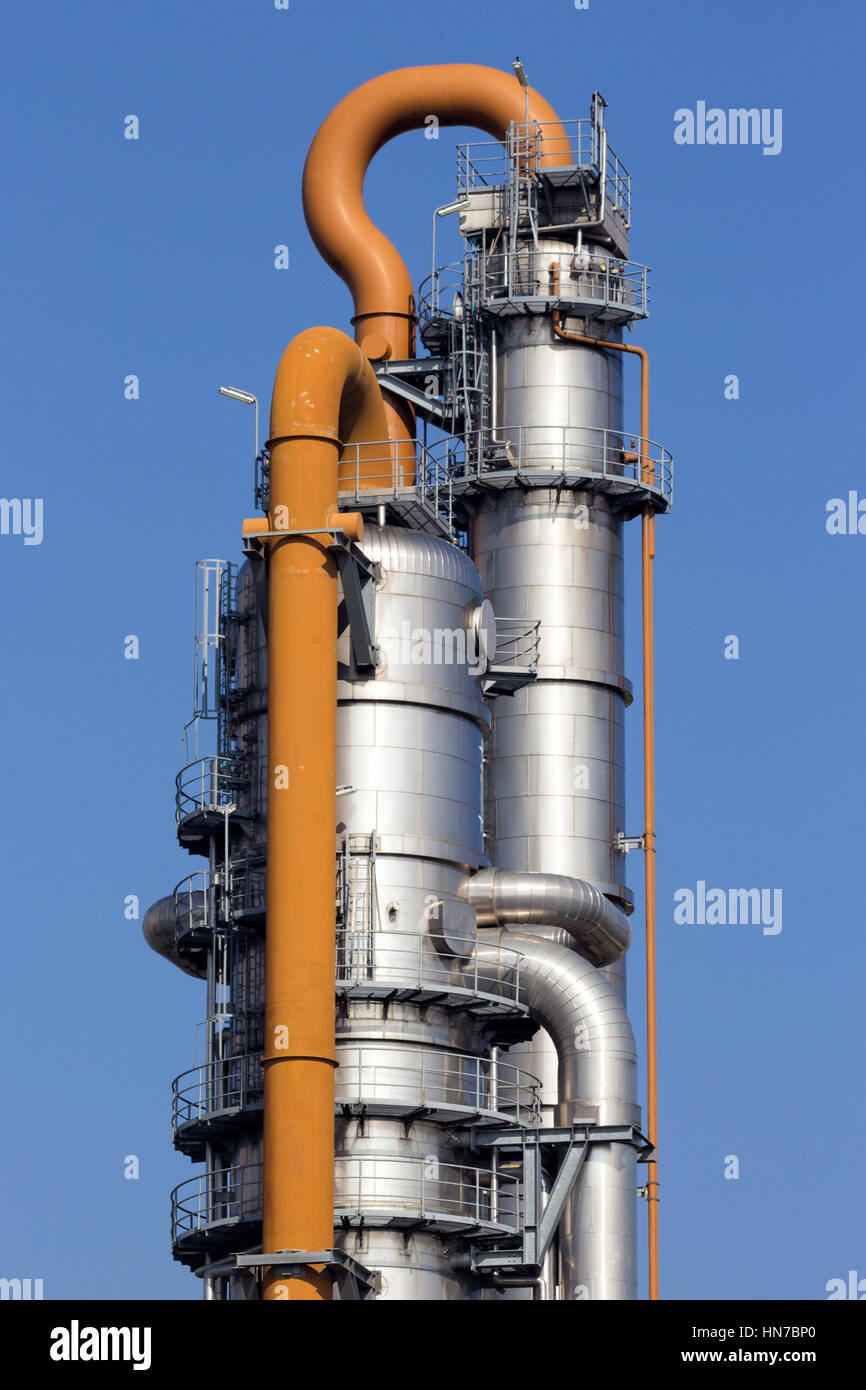 Torre de refrigeración de una refinería de petróleo y gas plantas industriales. Foto de stock