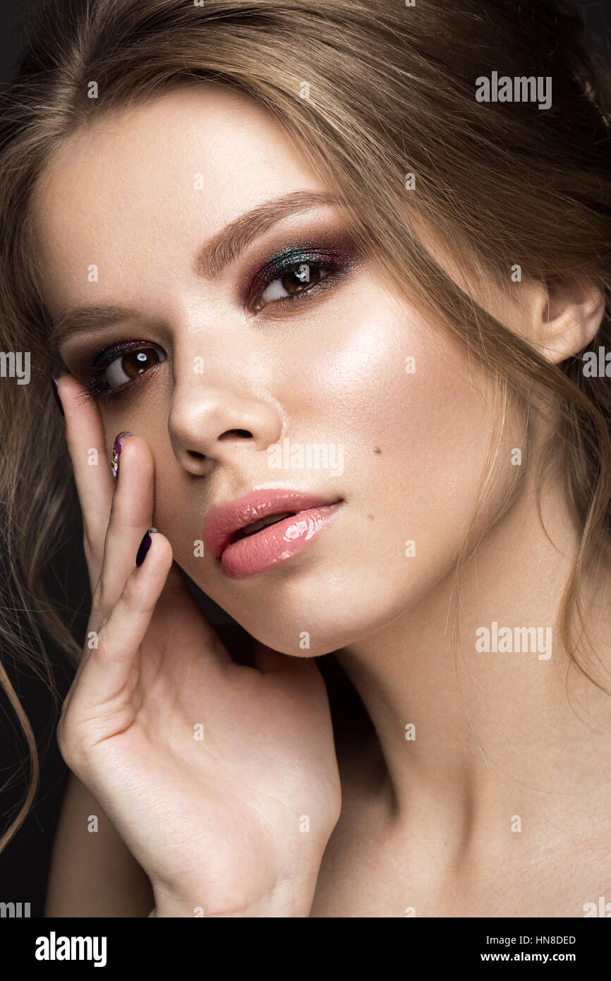 Hermosa chica con una piel perfecta, por la tarde, maquillaje, peinado de  boda. Cara de belleza Fotografía de stock - Alamy