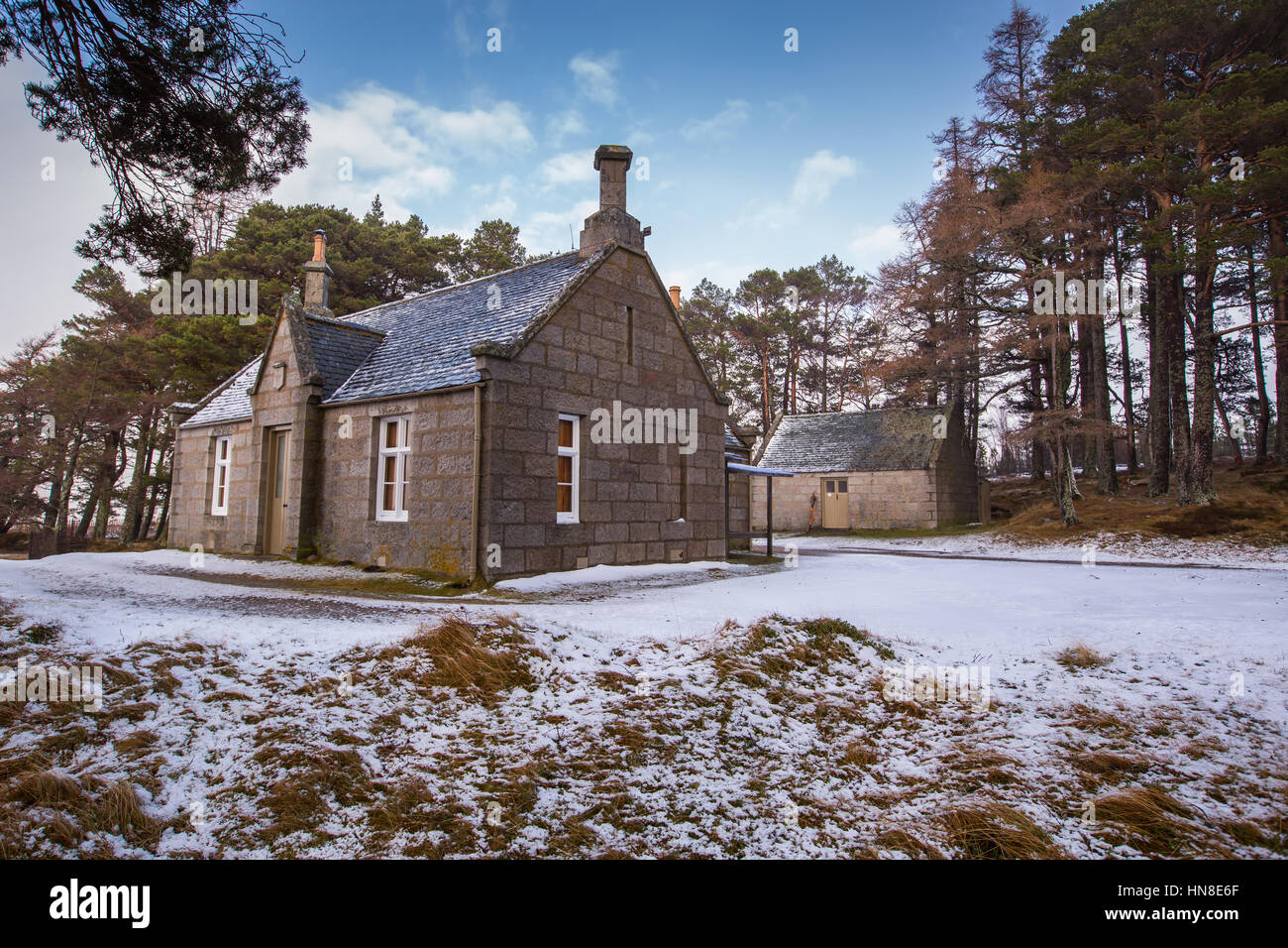 Gelder Shiel mountain bothy sobre el Balmoral Estate cerca de Ballater, aberdeenshire, Escocia, Reino Unido, utilizado por los caminantes para refugio en caso de mal tiempo. Foto de stock