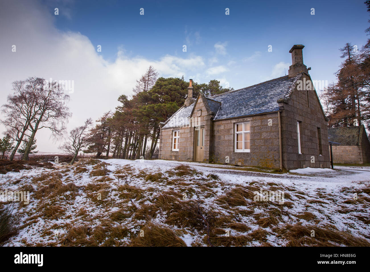 Gelder Shiel mountain bothy sobre el Balmoral Estate cerca de Ballater, aberdeenshire, Escocia, Reino Unido, utilizado por los caminantes para refugio en caso de mal tiempo. Foto de stock