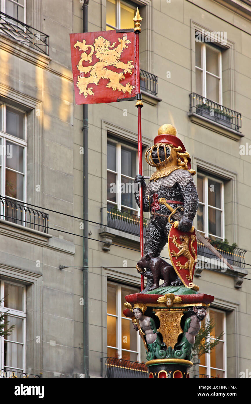 Un oso - símbolo de Berna- en uno de las docenas de fuentes en el casco antiguo (Altstadt) de Berna, Suiza Foto de stock