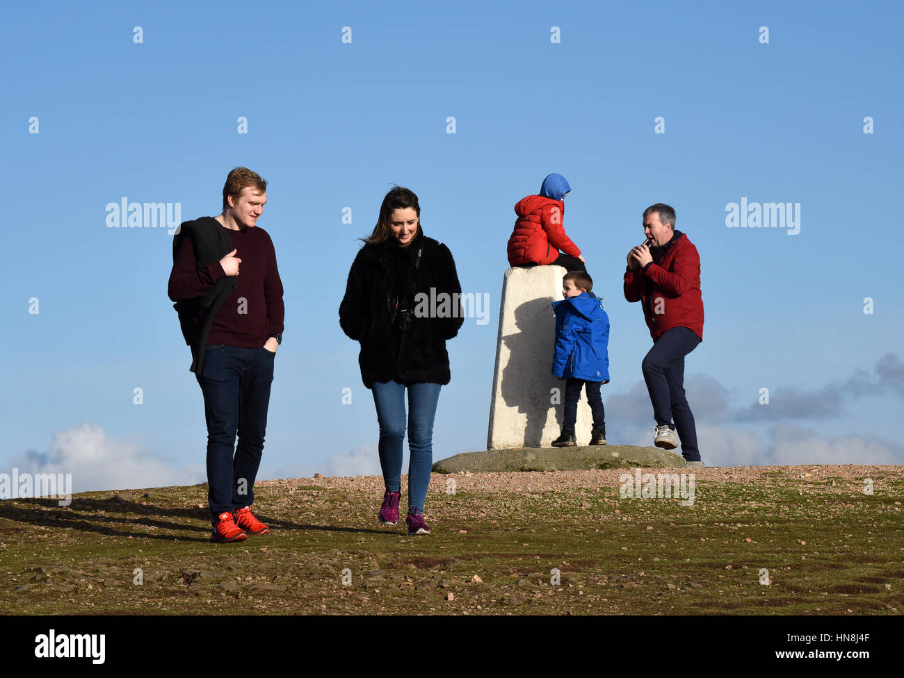 Los excursionistas en el Wrekin Hill en Shropshire Uk Foto de stock