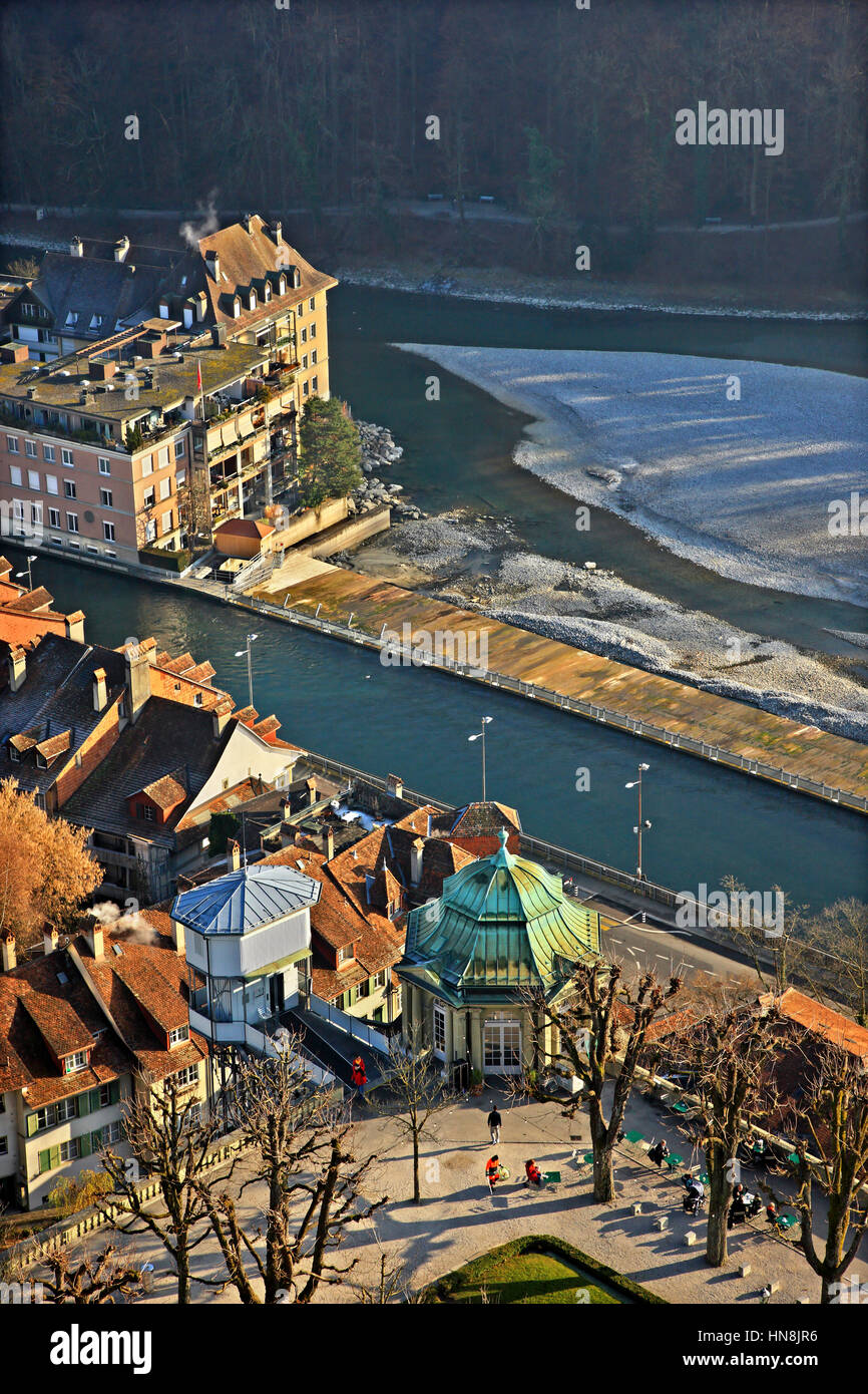 Vista parcial de la parte sur de la Ciudad Vieja (Altstadt) de Berna y el río Aare desde el campanario de la Catedral (Münster). Suiza. Foto de stock