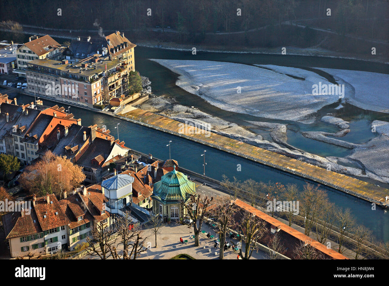 Vista parcial de la parte sur de la Ciudad Vieja (Altstadt) de Berna y el río Aare desde el campanario de la Catedral (Münster). Suiza. Foto de stock