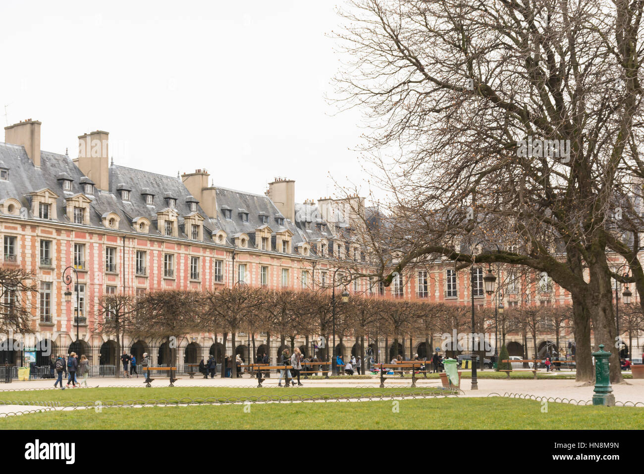 La Place des Vosges, el barrio de Le Marais, París, Francia, Europa Foto de stock