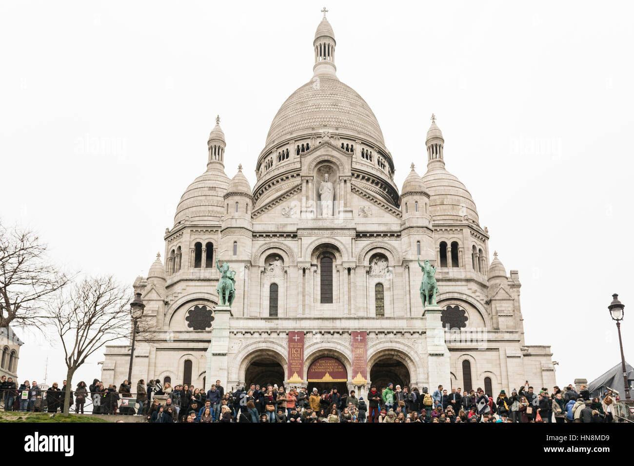 Las multitudes de turistas alrededor de la Basílica du Sacré Coeur y Montmartre, Paris, Francia, Europa Foto de stock