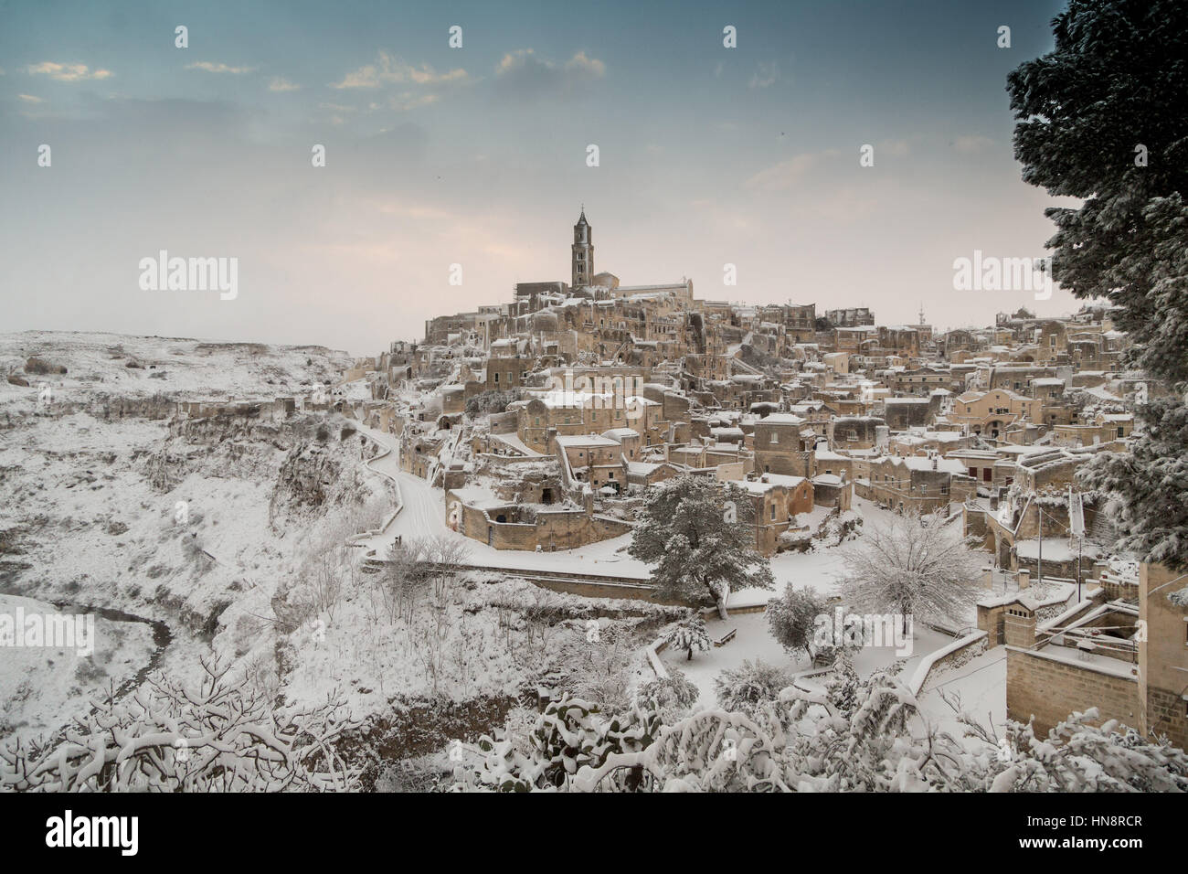 Nieve en los Sassi di Matera, antiguas viviendas-cueva en Matera, en el sur  de Italia, como temperaturas heladas siguen acosando a gran parte de  Europa. Donde: Matera, Basilicata, Italia cuando: 08 Jan