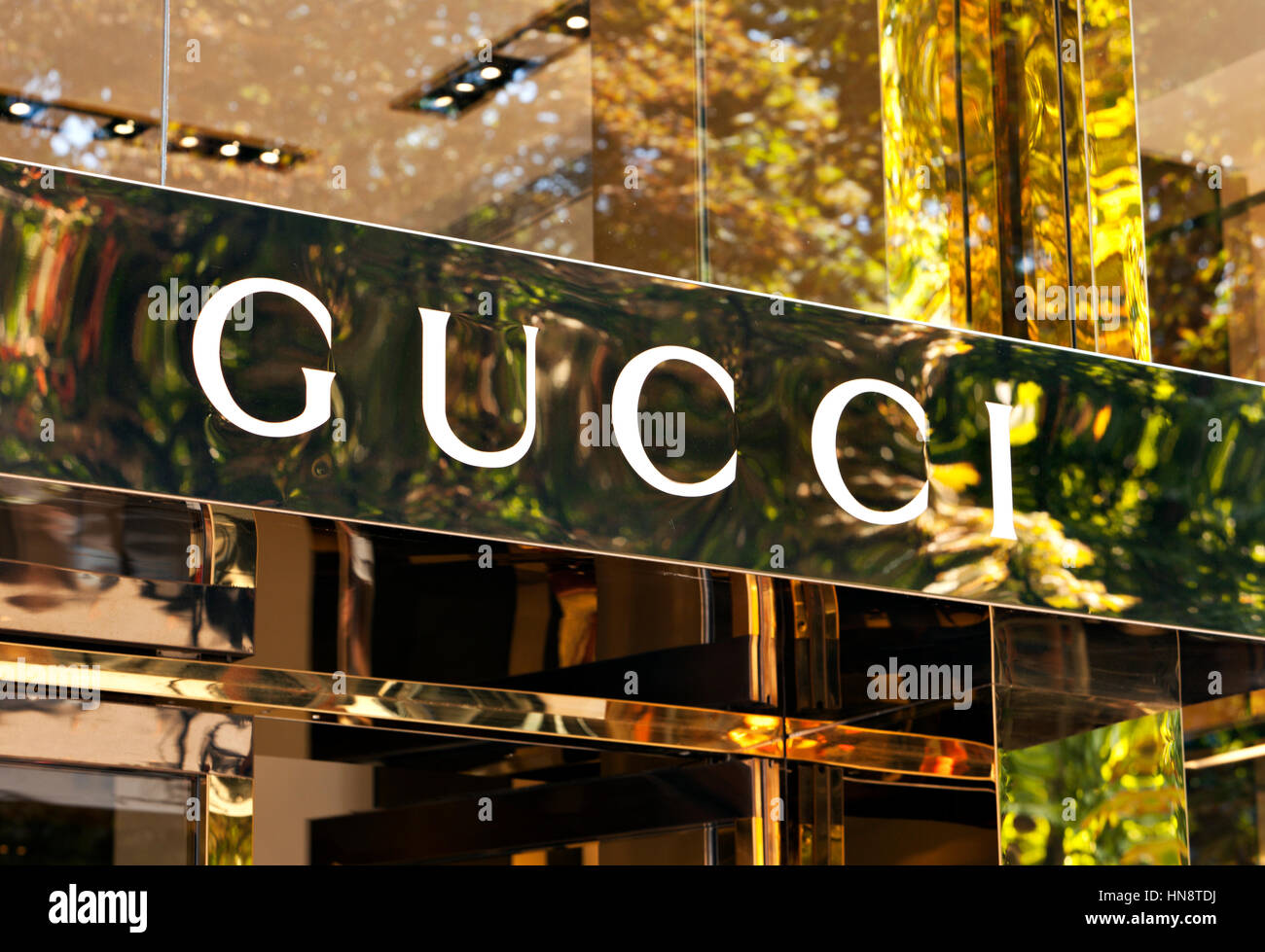 Señalización de Gucci en la entrada de la tienda. La casa Gucci,es un  italiano de moda y cuero etiqueta, parte del Grupo Gucci, que es propiedad  de PPR Fotografía de stock -