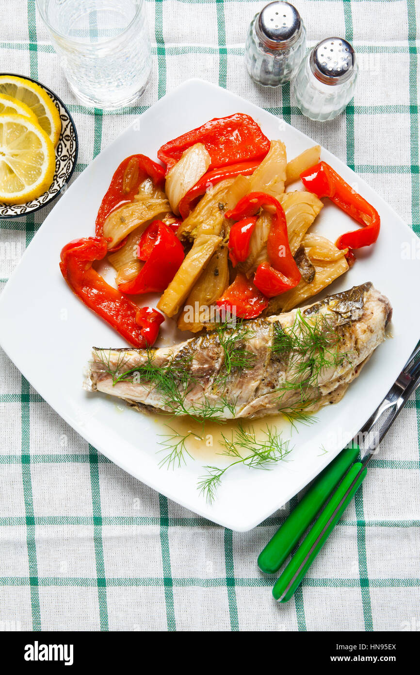 Pescado a la plancha con verduras : agridulce estofado de pimiento rojo e  hinojo Fotografía de stock - Alamy