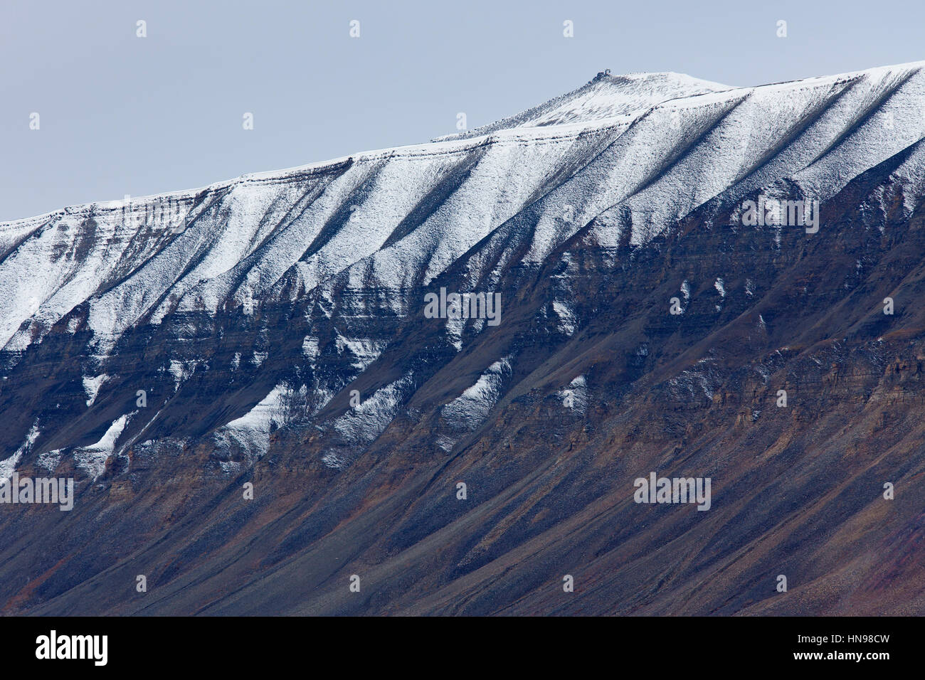 Cubiertas de nieve erosionada ladera montañosa en Adventdalen, Longyearbyen, Svalbard / Spitsbergen Foto de stock