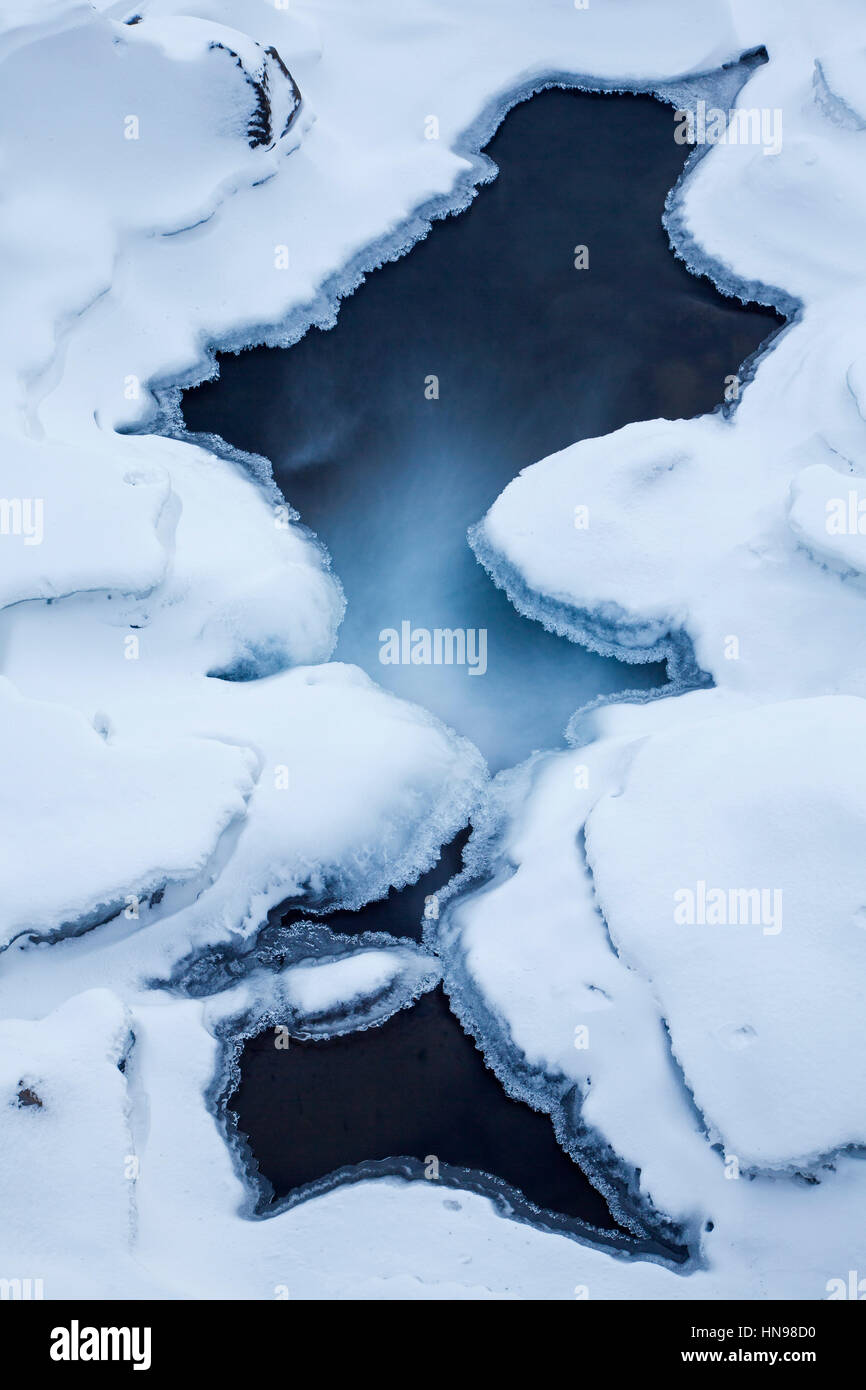 Formaciones de hielo formado por la escarcha y gélidas temperaturas más agua del arroyo Foto de stock