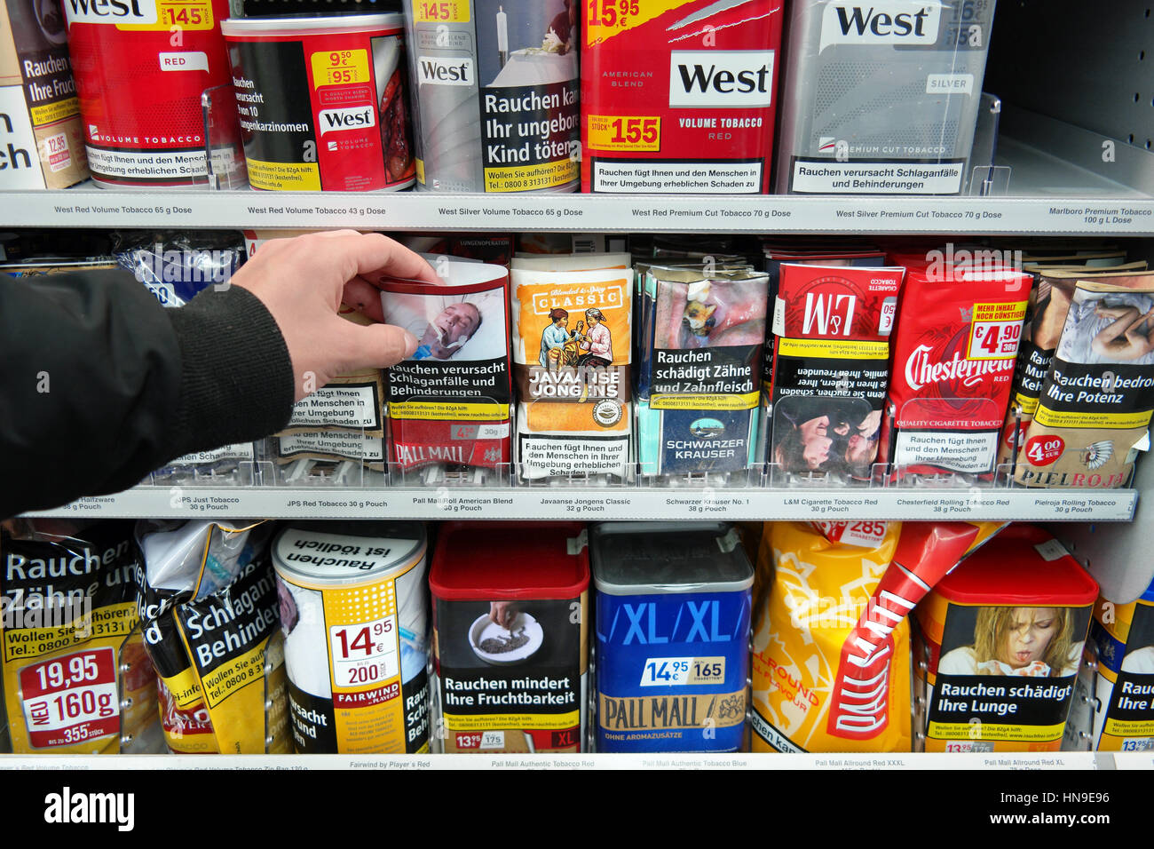 Alemania - Diciembre 2016: estantes con envases de tabaco para rollies Kaufland en un hipermercado. Foto de stock