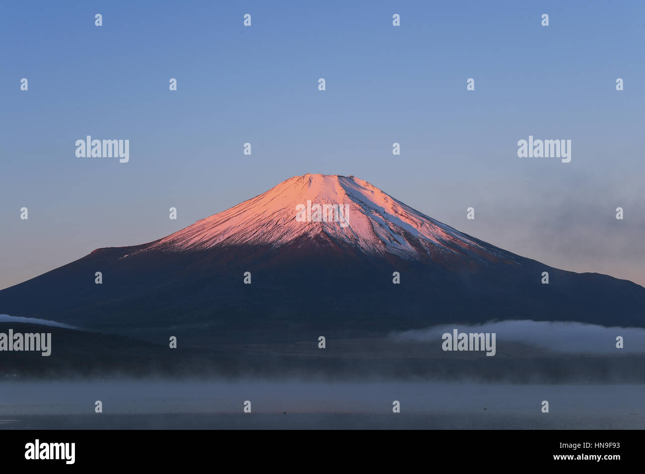 La luz de la mañana iluminando el Monte Fuji en el lago Yamanaka, prefectura de Yamanashi, Japón Foto de stock