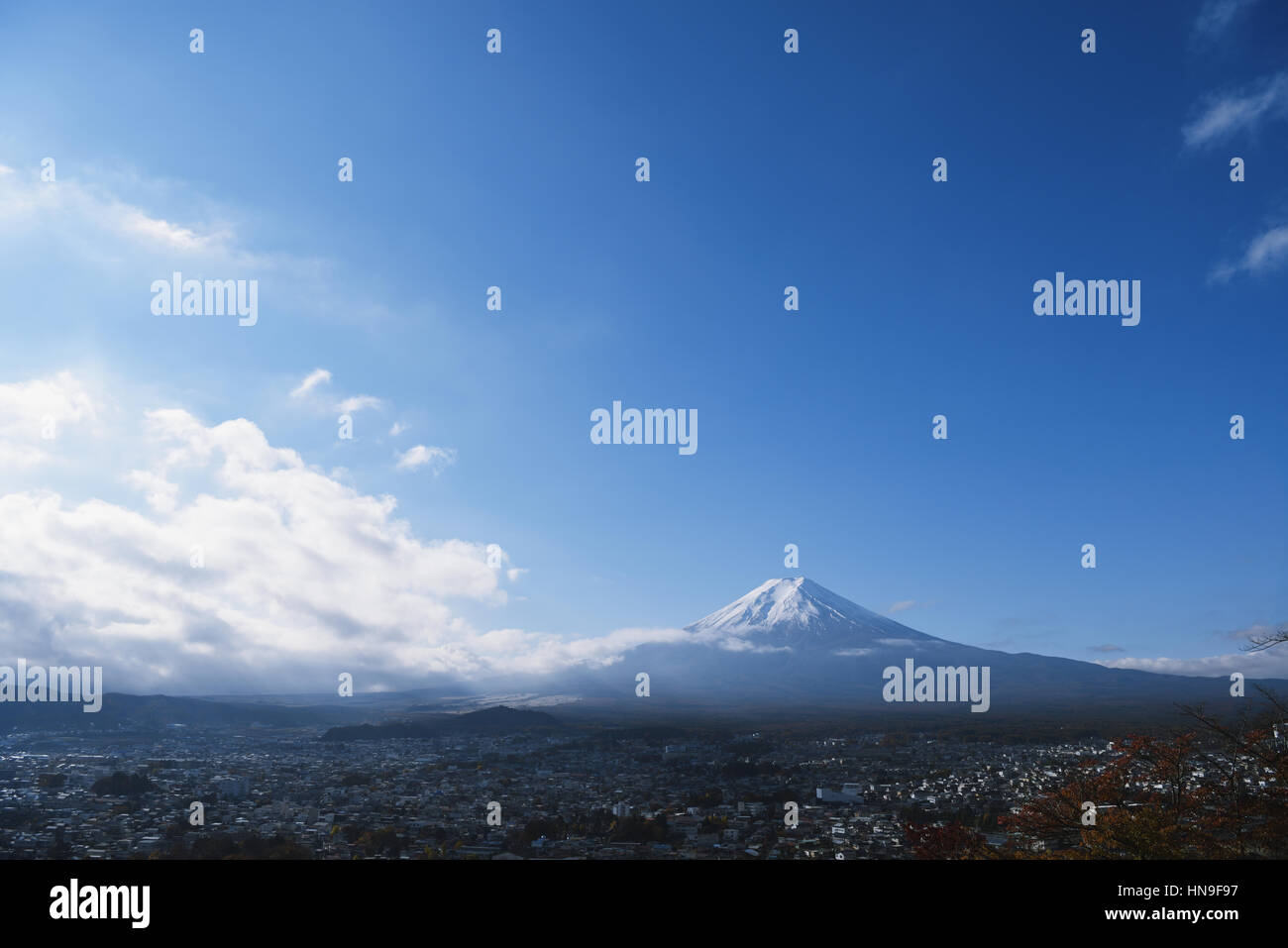 Monte Fuji y la ciudad de Fuji-Yoshida Arakura Sengen Shrine, prefectura de Yamanashi, Japón Foto de stock