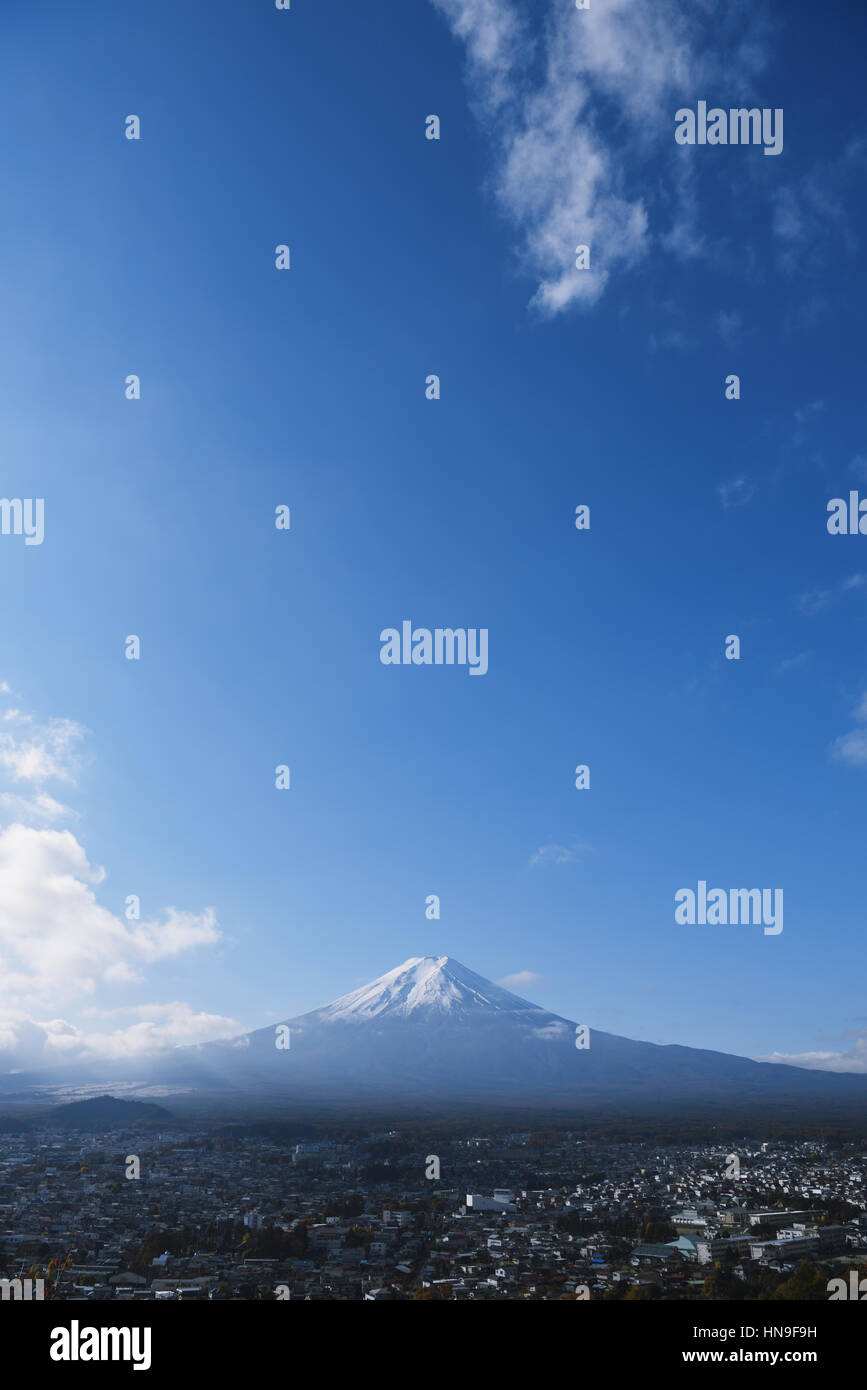 Monte Fuji y la ciudad de Fuji-Yoshida Arakura Sengen Shrine, prefectura de Yamanashi, Japón Foto de stock