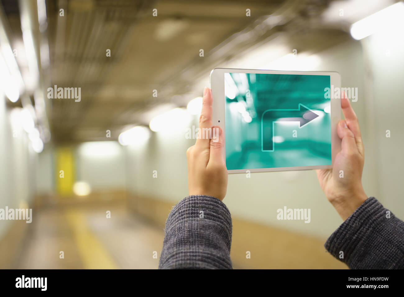 Mujer japonesa utilizando realidad augumented app en tablet el centro de Tokio, Japón Foto de stock