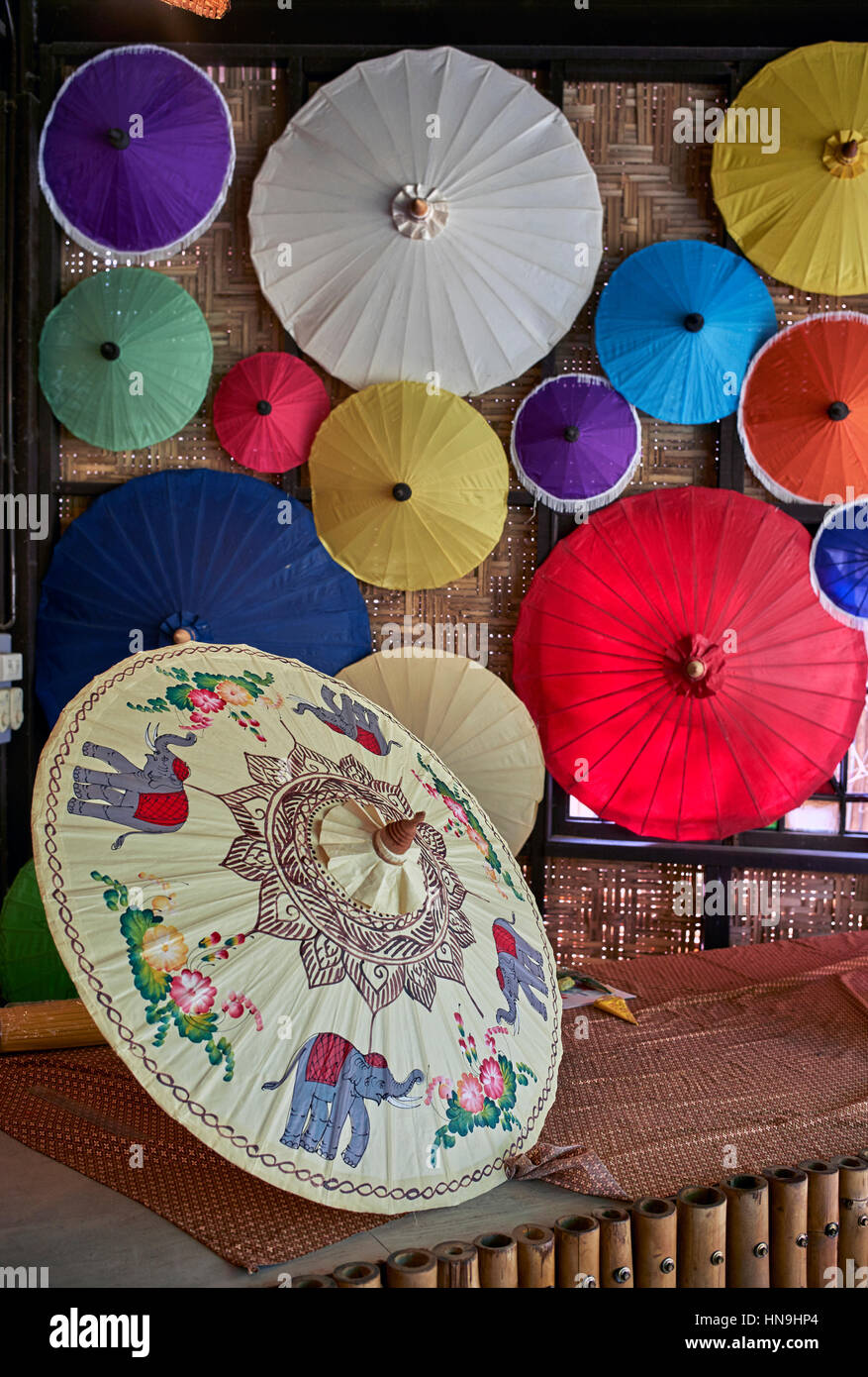 Paraguas de Tailandia pintado con colores en un centro de arte y cultura que destaca la industria y la artesanía tailandesa, en el sudeste asiático Fotografía de stock - Alamy