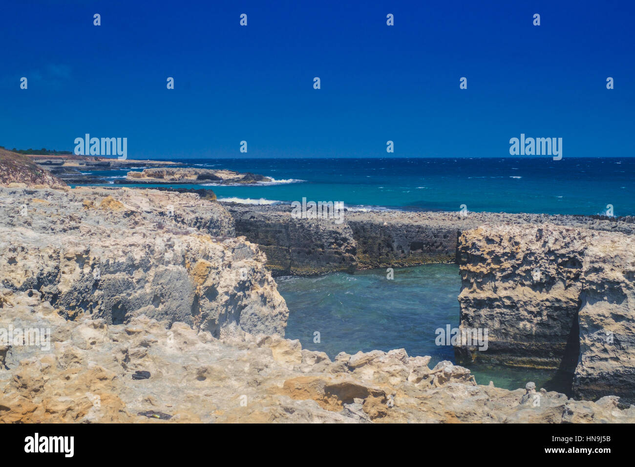 Mar Adriático costa rocosa con una antigua cantera de piedra en Salento, Italia. Foto de stock