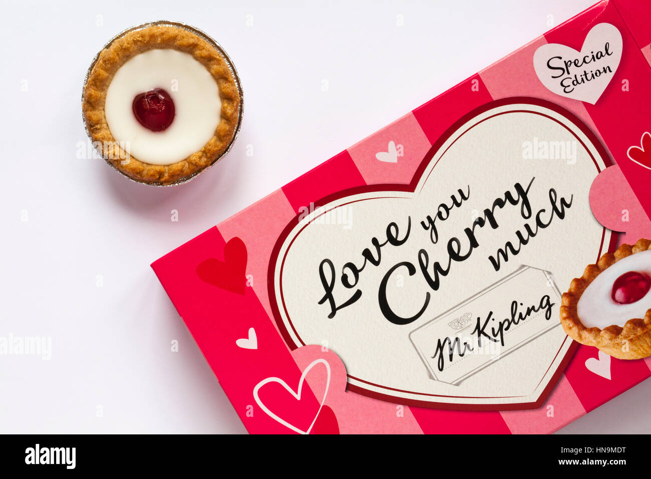 Caja de edición especial Sr. Kipling te amo mucho Cherry Bakewell tartas  listos para celebrar el Día de San Valentín con una tarta retirado del box  set sobre fondo blanco Fotografía de