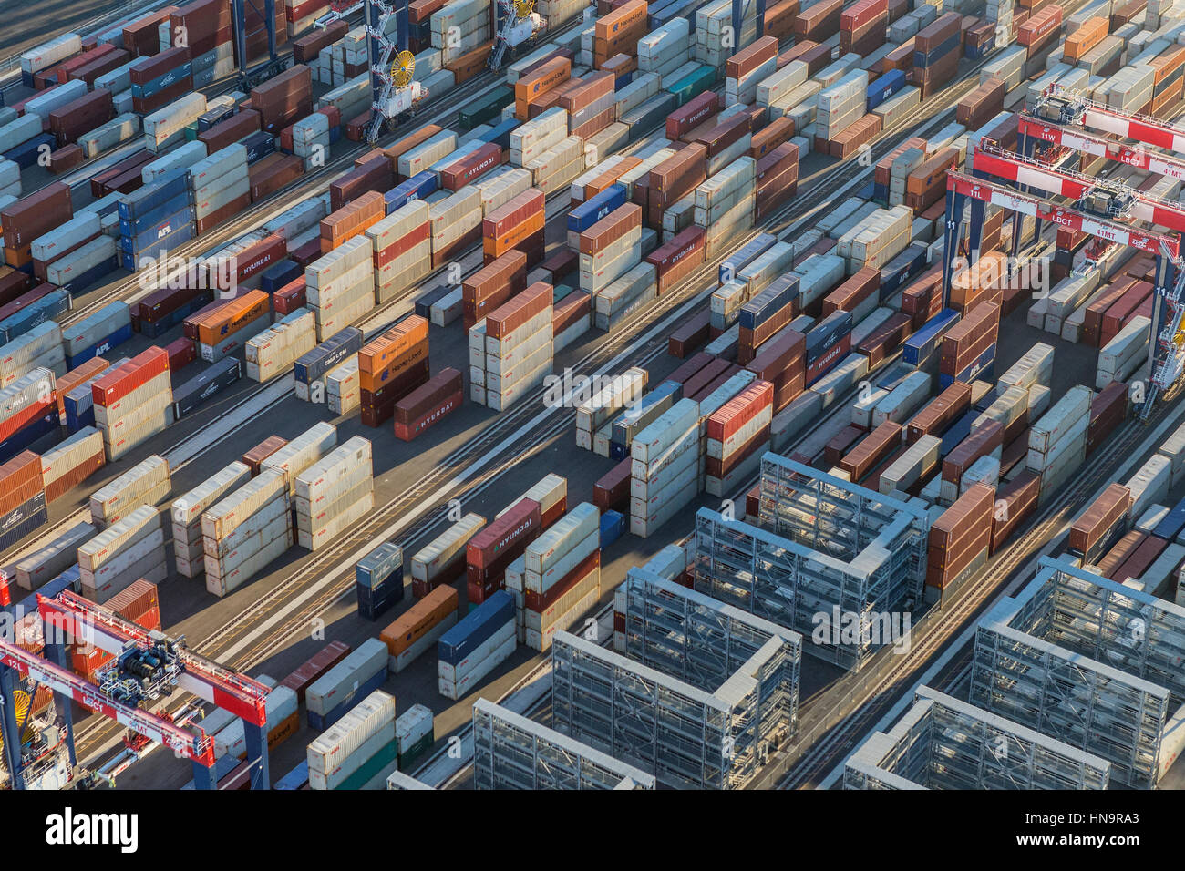 Los Angeles, California, USA - Agosto 16, 2016: Por la tarde vista aérea de carga los contenedores apilados en los muelles. Foto de stock